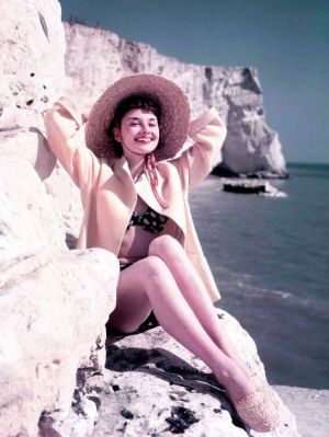 Pictures of Audrey Hepburn - audrey-hepburn-in-a-polka-dot-bikini.jpg